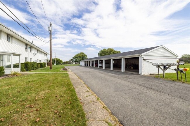 5095 Emerson Rd in Canandaigua, NY - Foto de edificio - Building Photo