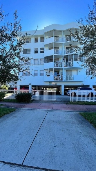 1990 Marseille Dr, Unit 402 in Miami Beach, FL - Building Photo