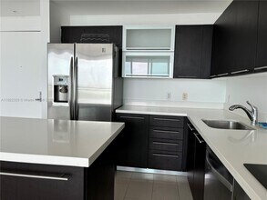90 SW 3rd St in Miami, FL - Building Photo - Building Photo