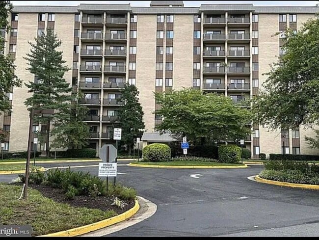3101 S Manchester St, Unit Woodlake towers in Falls Church, VA - Building Photo - Building Photo