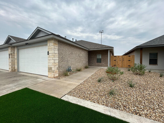 7006 40th St in Lubbock, TX - Foto de edificio - Building Photo