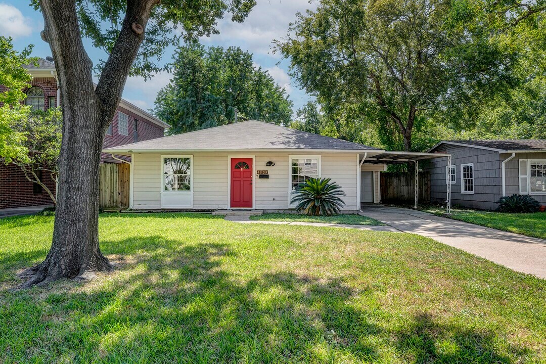 4909 Cedar St in Bellaire, TX - Building Photo