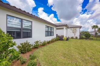 833 SE Courances Dr in Port St. Lucie, FL - Foto de edificio - Building Photo