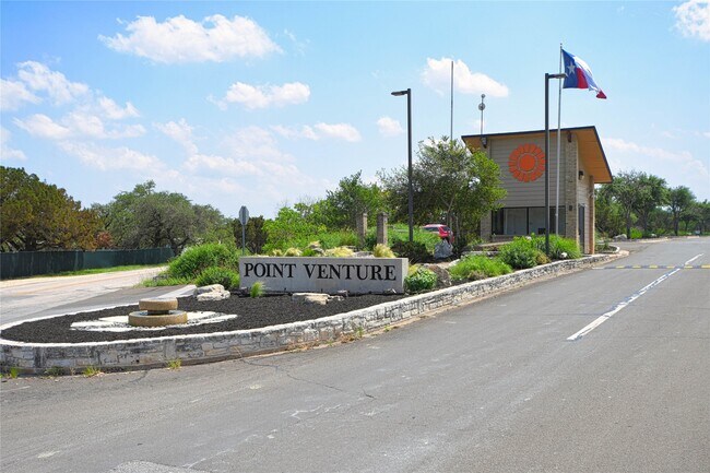 565 Demarett Dr in Lago Vista, TX - Building Photo - Building Photo