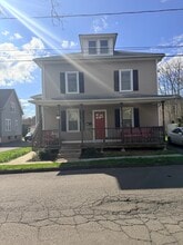 103 Birdsey Ave, Unit Birdsey Apartment 2 in Middletown, CT - Foto de edificio - Building Photo