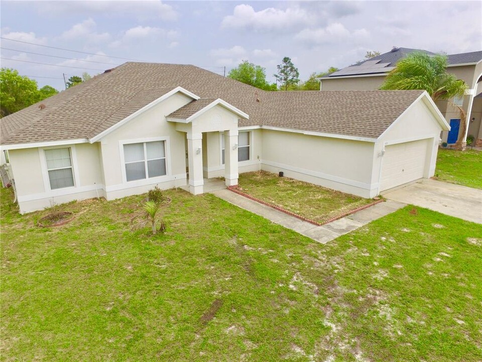 421 Peace Ct in Kissimmee, FL - Foto de edificio