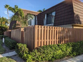 6003 SE Riverboat Dr in Stuart, FL - Building Photo
