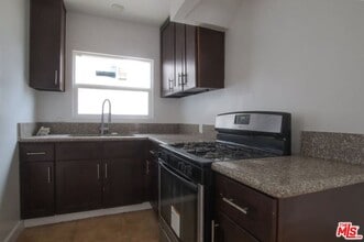 1056 W 42nd Pl in Los Angeles, CA - Building Photo - Building Photo