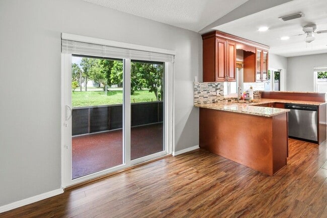 22493 SW 56th Ave in Boca Raton, FL - Foto de edificio - Building Photo