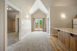 630 Cardwell Ct in Jacksonville, OR - Building Photo