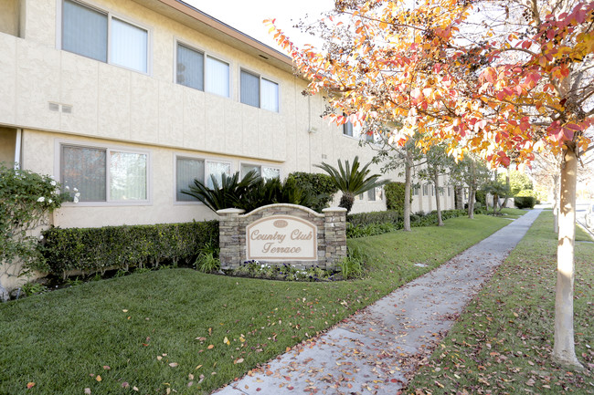 Country Club Terrace in Lakewood, CA - Building Photo - Building Photo