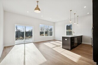 2215 Lebanon Dr in McKeesport, PA - Foto de edificio - Building Photo