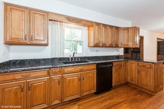 323 Arapahoe Trail in Carol Stream, IL - Building Photo - Building Photo