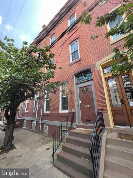 2424 Poplar St in Philadelphia, PA - Building Photo