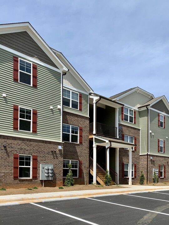 James Pointe Apartments in Statesville, NC - Building Photo