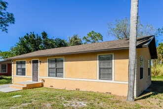 5100 Lee St in Lehigh Acres, FL - Foto de edificio - Building Photo