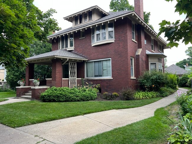 222 Lafayette Ave NE, Unit 2