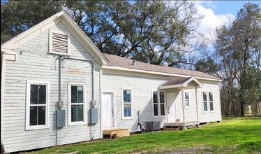 2105 Laurel Ave in Beaumont, TX - Foto de edificio - Building Photo