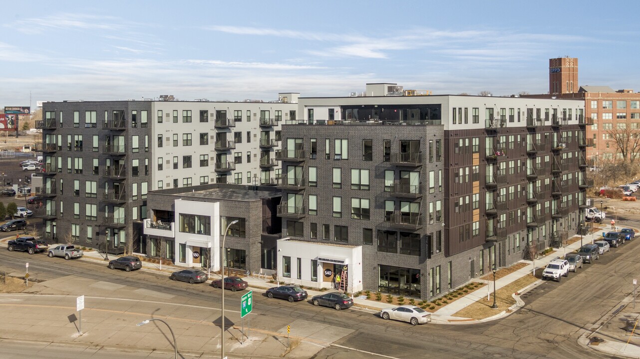 Balsam on Broadway in St. Paul, MN - Foto de edificio