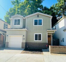 3010 Portola Way in Sacramento, CA - Building Photo