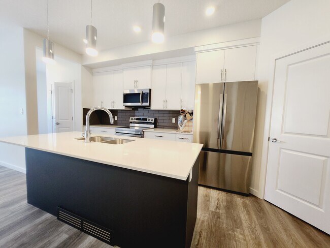 472 Edgemont Dr in Edmonton, AB - Building Photo - Building Photo