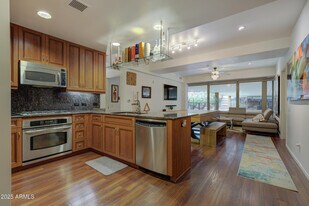 7147 E Rancho Vista Dr in Scottsdale, AZ - Building Photo