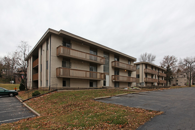 Villa Alegre Apartamentos in Kansas City, KS - Building Photo - Building Photo