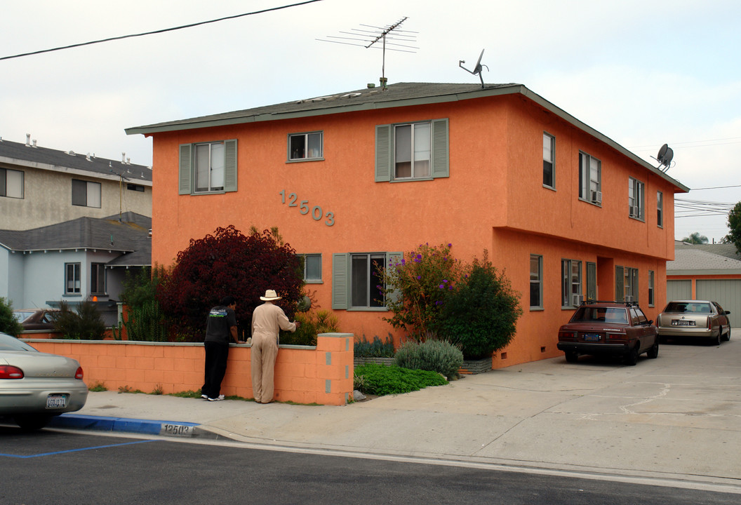 12503 Grevillea Ave in Hawthorne, CA - Foto de edificio