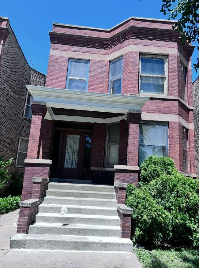 property at 2054 W Hutchinson St