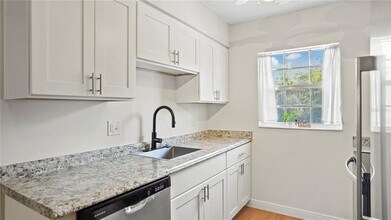 1100 E Caroline St in Tavares, FL - Building Photo - Building Photo