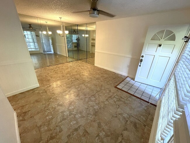 160 Keonekai Rd in Kihei, HI - Foto de edificio - Building Photo