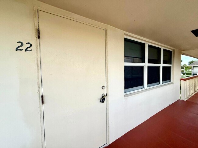 22 Andover A, Unit 22 in West Palm Beach, FL - Building Photo - Building Photo