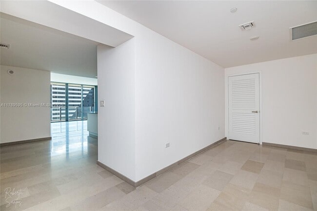 88 SW 7th St, Unit 1004 in Miami, FL - Building Photo - Building Photo