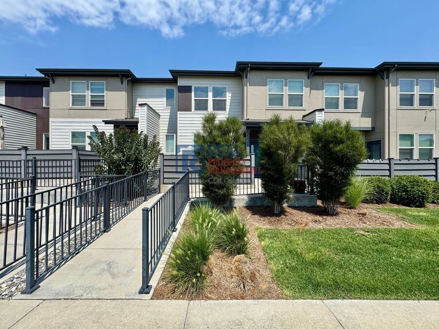 16015 E Bolling Dr in Denver, CO - Building Photo