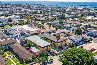 4865-4875 Brighton Ave in San Diego, CA - Foto de edificio - Building Photo