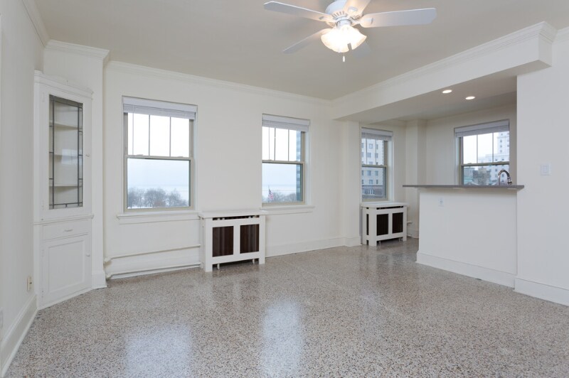 921 N Marshall St in Milwaukee, WI - Building Photo