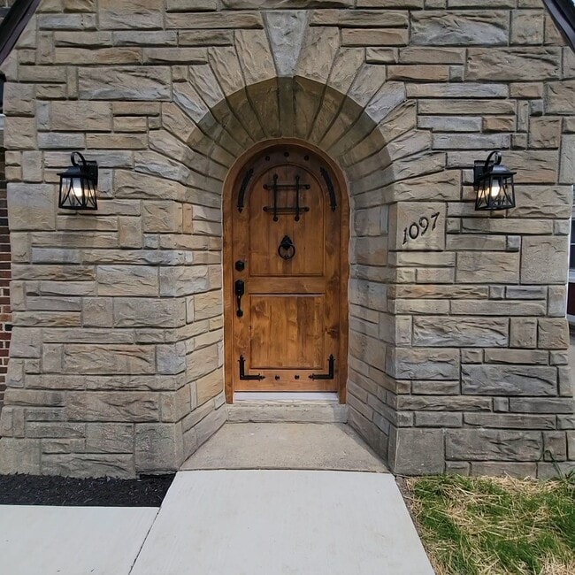 1097 Himelright Blvd in Akron, OH - Building Photo - Building Photo
