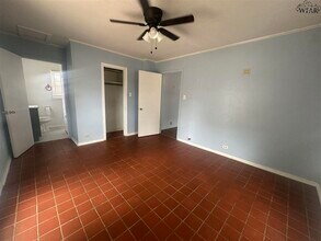 407 E Gilbert St in Henrietta, TX - Building Photo - Building Photo