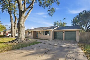 5002 Cedar Creek Dr in Dickinson, TX - Building Photo