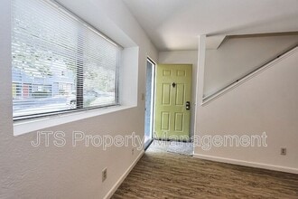 5848 Alorn Ln in Carmichael, CA - Foto de edificio - Building Photo