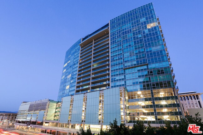 3785 Wilshire Blvd in Los Angeles, CA - Foto de edificio - Building Photo