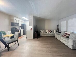 1108 N Elm St in Denton, TX - Building Photo - Building Photo