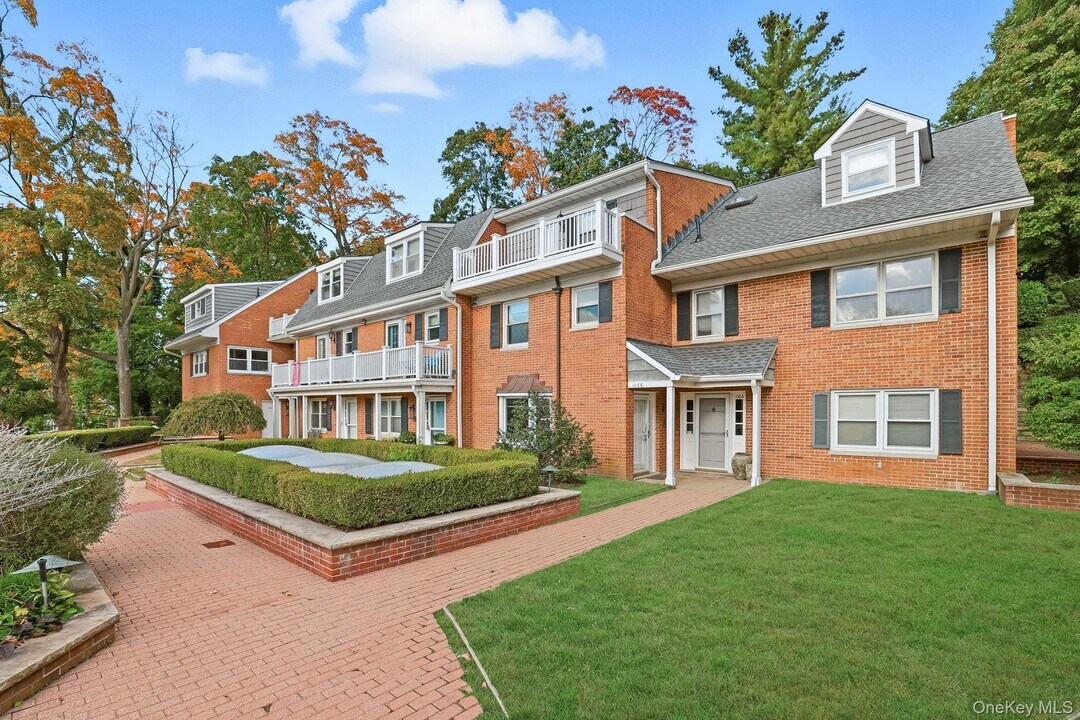 1068 Boston Post Rd in Rye, NY - Building Photo