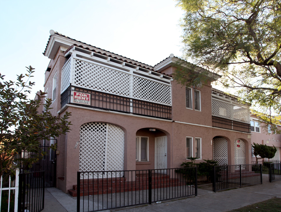 744-752 Olive Ave in Long Beach, CA - Building Photo