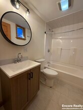 24 Gardner St, Unit 1 in Newton, MA - Foto de edificio - Building Photo