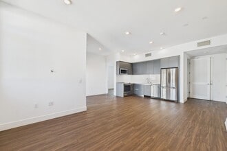 The Sunset Hue in Los Angeles, CA - Foto de edificio - Building Photo