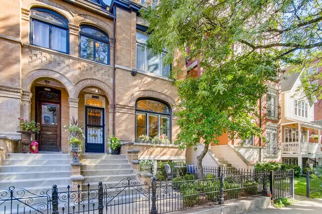 property at 1148 W Wrightwood Ave
