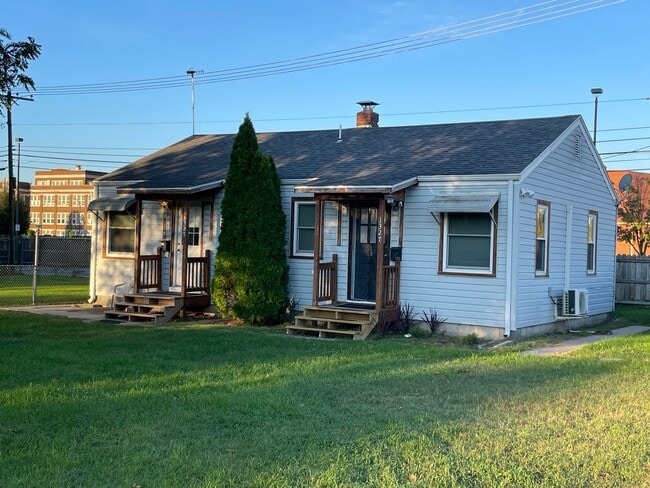 1327 N Robberson Ave in Springfield, MO - Building Photo - Building Photo