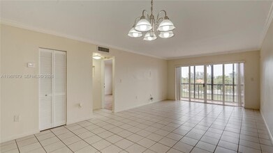 10155 NW 9th Street Cir, Unit 4-401 in Miami, FL - Building Photo - Building Photo