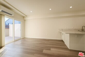 5244 Whitsett Ave in Los Angeles, CA - Building Photo - Building Photo